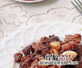 黑蒜子牛肉粒的材料和做法 黑蒜炒牛肉粒