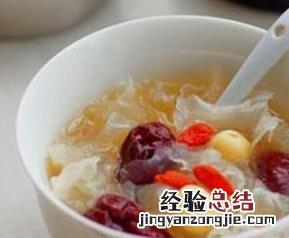 银耳莲子汤功效有哪些呢 银耳莲子汤功效有哪些