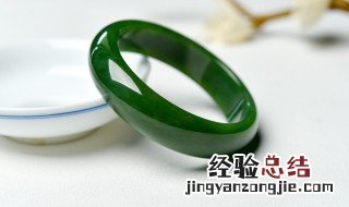翡翠跟和田玉的区别是什么意思 翡翠和和田玉有啥区别