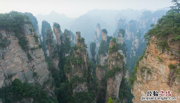 望门天山的诗意是什么 望天门山诗句的意思