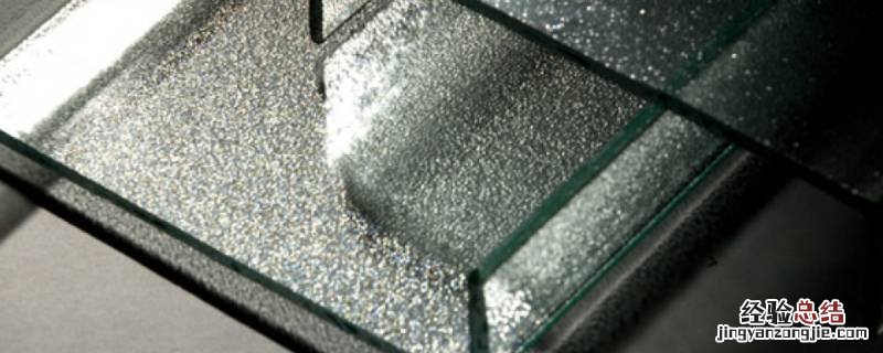 玻璃上粘的胶用什么可以除掉 粘在玻璃上的胶用什么能清除
