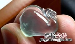 翡翠天鹅吊坠寓意 翡翠天鹅挂件寓意什么意思