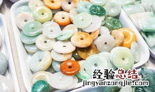 翡翠雕梅花鹿的寓意 翡翠挂件雕鹿是什么意思