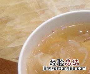 冰糖银耳莲子羹的功效与作用 冰糖银耳莲子羹的功效与作用请提示