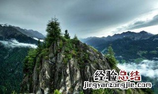 描写山很高的成语四字成语 描写山很高的成语