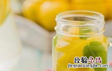 柠檬泡水喝有什么好处和坏处 柠檬泡水喝有什么好处