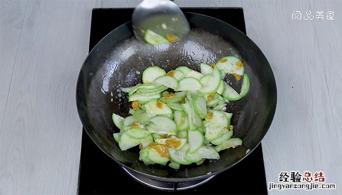 咸蛋黄炒笋瓜如何做 笋瓜炒鸡蛋怎么做
