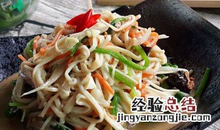 洋葱彩椒香干炒金针菇 洋葱彩椒香干炒金针菇怎么做