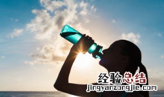 女人每天多喝热水的好处 多喝热水的好处