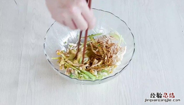 凉拌麻油鸡丝的做法 红油拌鸡丝的做法