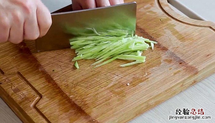 凉拌麻油鸡丝的做法 红油拌鸡丝的做法