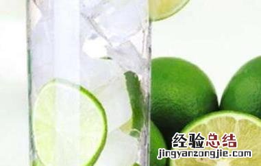 青柠檬泡水的正确做法与功效 青柠檬泡水的正确做法