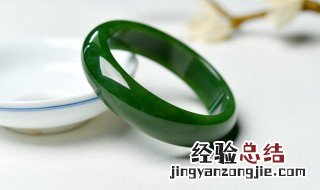 怎么样挑选翡翠玉手镯 怎么选好的翡翠手镯