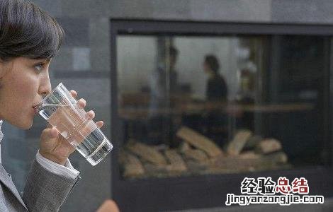 边吃饭边喝水好吗 边吃饭边喝水的危害性