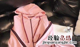 粉色短款卫衣配什么裙子 粉色短款卫衣怎么配
