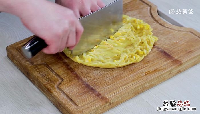 香煎玉米饼的家常做法 香煎玉米土豆饼做法