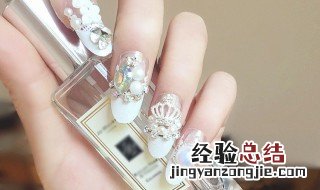什么东西可以不用指甲油就可以把指甲染色 用植物沾染指甲