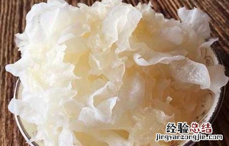 吃银耳的功效和禁忌 吃银耳的功效与禁忌