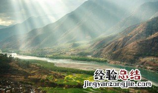 滚滚长江东逝水表达了什么 滚滚长江东逝水的含义