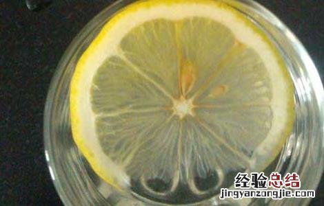 柠檬片泡水的功效与作用 柠檬片泡水的功效