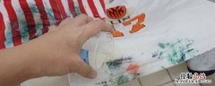 水彩颜料弄衣服上怎么洗掉 水彩颜料怎么洗掉衣服上的