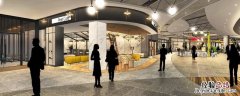 商场里的各个小服装店是属于商场还是私人