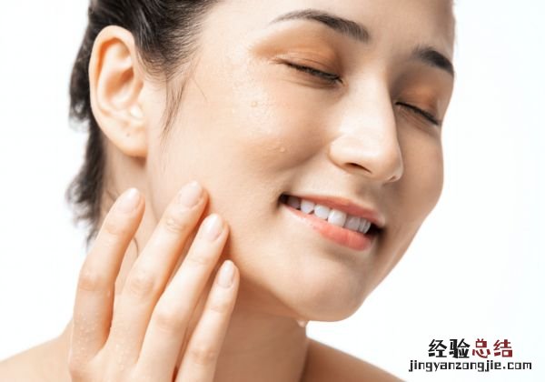 卸妆水可以直接用手吗 卸妆水的正确使用方法