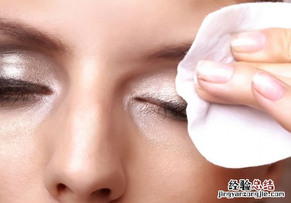 卸妆水可以直接用手吗 卸妆水的正确使用方法
