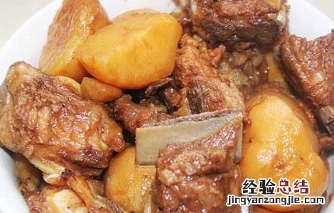 排骨炖土豆的家常做法 东北排骨炖土豆的家常做法