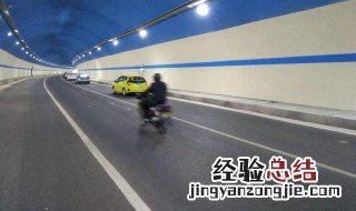 高速切换车道何时回正方向盘 一起来了解为我们的生命负责吧