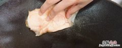 铸铁锅的正确开锅方法 铸铁锅怎么开锅