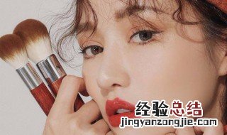 化妆上粉底用粉扑好还是用刷子好? 粉底化妆刷好用吗