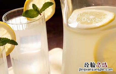 喝柠檬水上火吗?为什么喝柠檬水不上火? 喝柠檬水上火吗