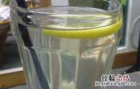 喝柠檬水上火吗?为什么喝柠檬水不上火? 喝柠檬水上火吗