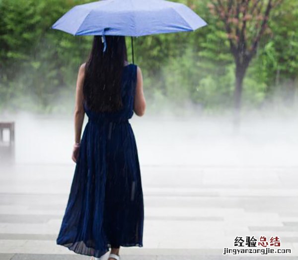 墨绿色上衣配什么裙子好看 墨绿色上衣搭配什么颜色合适