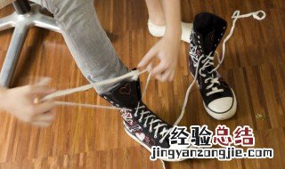 梦到穿了破鞋子是什么意思 梦见穿破鞋是什么意思