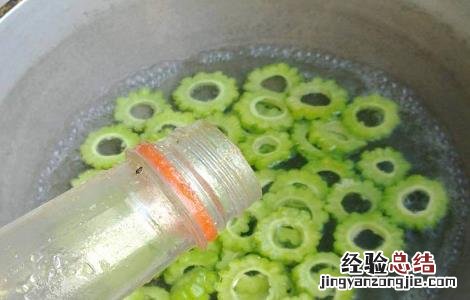 苦瓜干泡水喝的功效与作用 苦瓜干泡水喝的功效与作用是什么