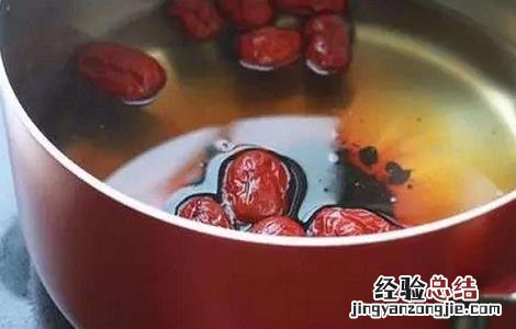 红枣泡水喝的功效与作用 红枣泡水喝的功效与作用禁忌