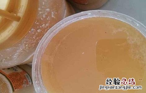土蜂蜜泡水喝的功效与作用 土蜂蜜泡水有什么功效