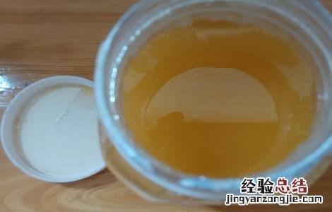 土蜂蜜泡水喝的功效与作用 土蜂蜜泡水有什么功效