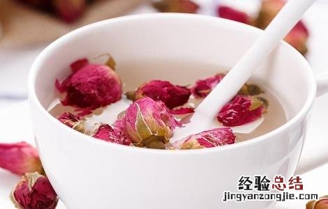 玫瑰花泡水喝的功效与作用乳腺有好处吗 玫瑰花泡水喝的功效