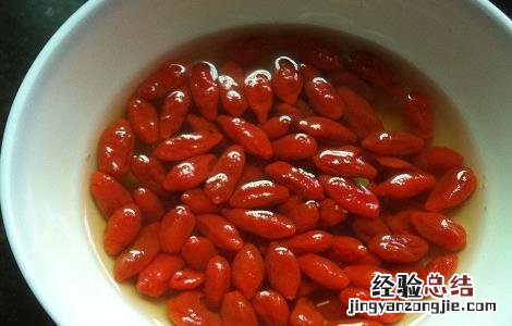 枸杞泡水喝的功效与作用 枸杞红枣泡水喝的功效与作用