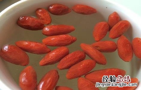 枸杞泡水喝的功效与作用 枸杞红枣泡水喝的功效与作用