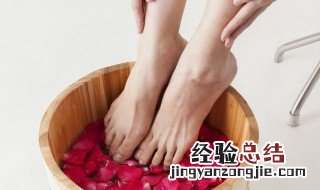 冬天热水泡脚的好处和坏处 冬天热水泡脚有什么好处和坏处