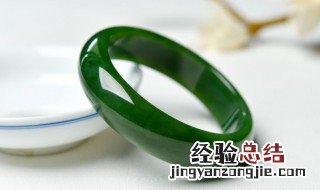 女人戴翡翠手镯的寓意 女人戴翡翠手镯的寓意分析