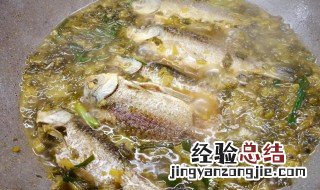 咸菜焖鲫鱼怎么做 咸菜焖鲫鱼怎么做的