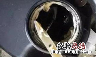 汽车机油里有泡沫是怎么回事 天然气车机油里面有泡沫