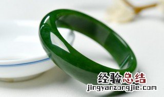 怎样挑选翡翠玉镯子 玉石手镯怎么挑选