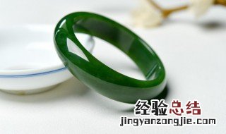 玉镯怎么挑合适的颜色 翡翠手镯如何挑颜色