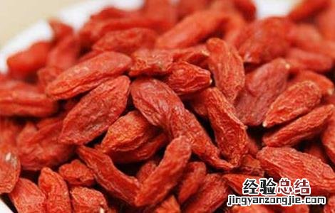 枸杞子泡水喝的功效 枸杞子泡水喝的功效与禁忌